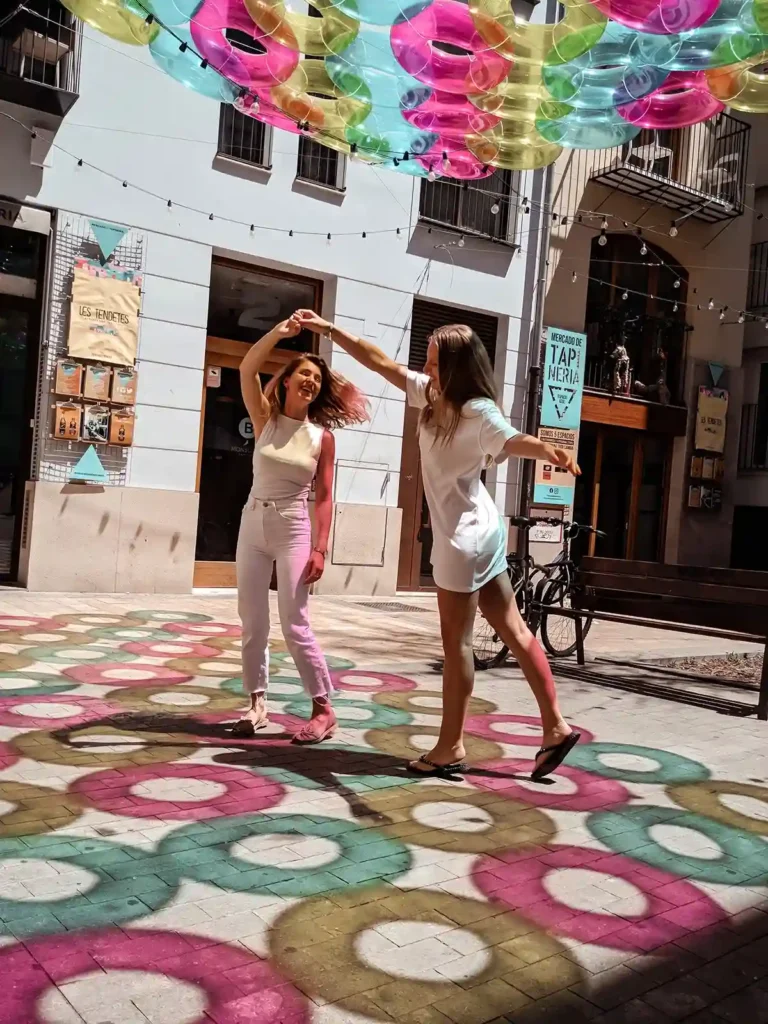 2 meiden dansen op een plein in Valencia - weekendje Valencia