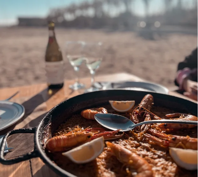 Paella eten op het strand in Valencia tijdens een groepsreis in Valencia